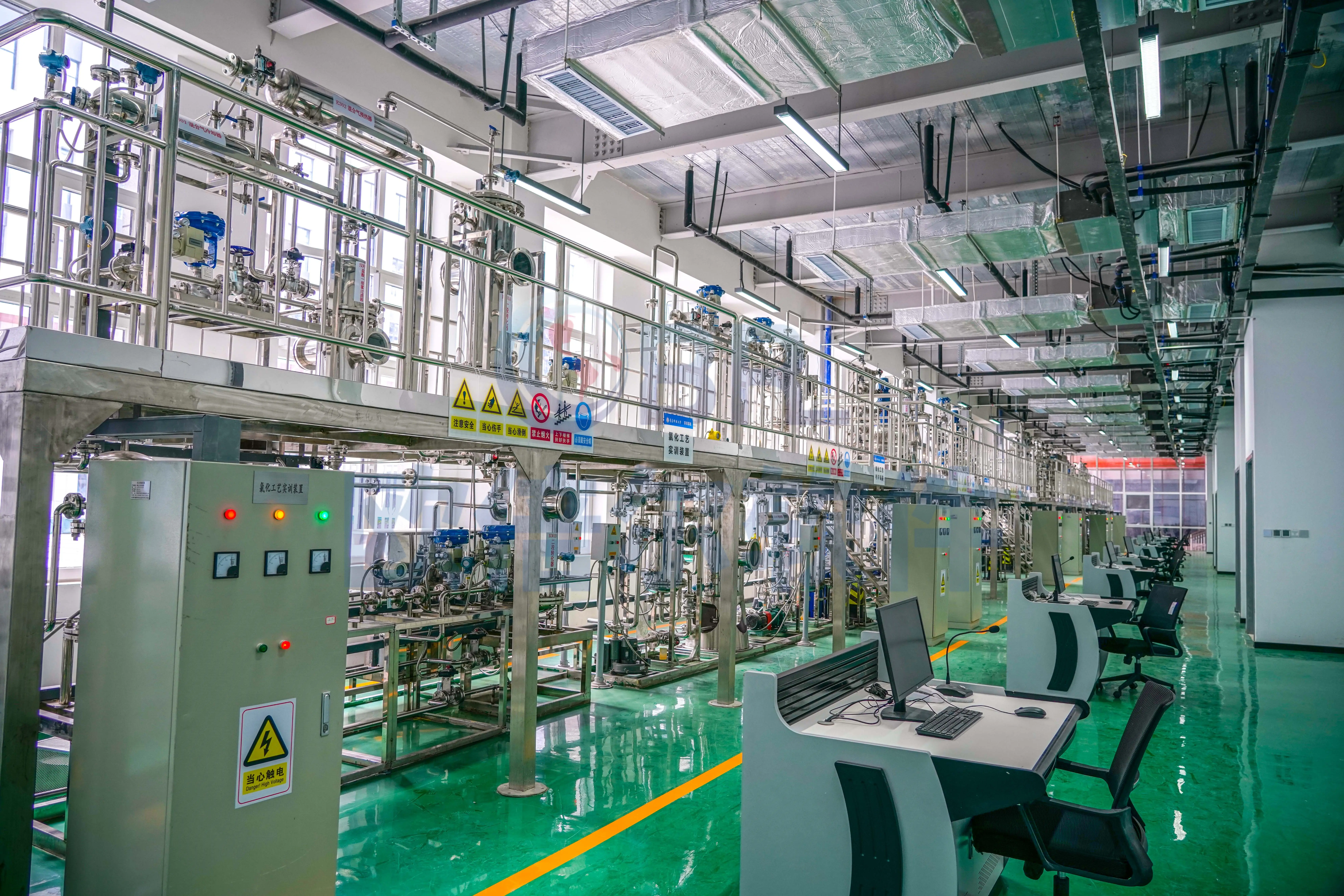 现代化化工生产车间